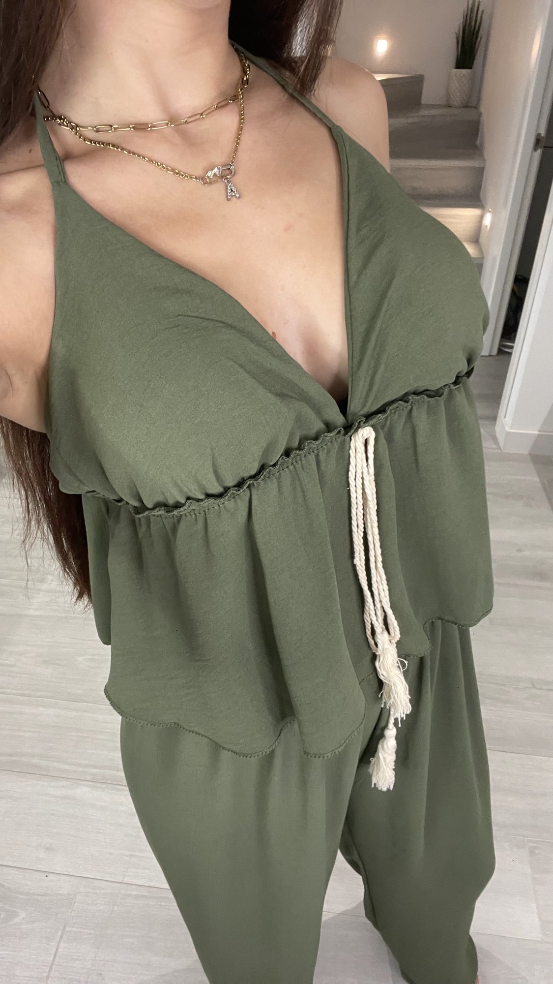 Conjunto Boho en color verde caqui en un primer plano del top