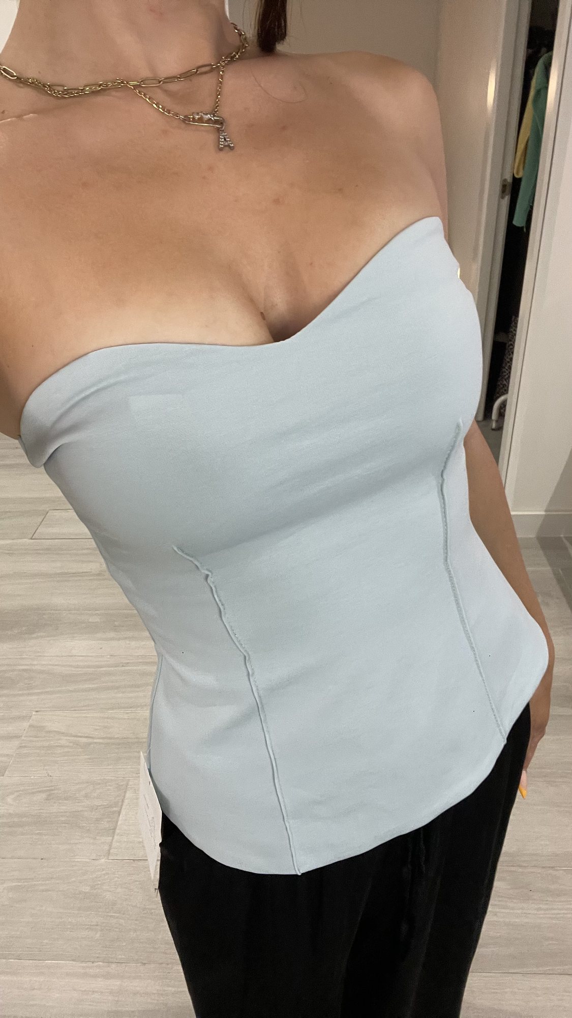 Top Corazón en color azul bebé de medio cuerpo, de frente