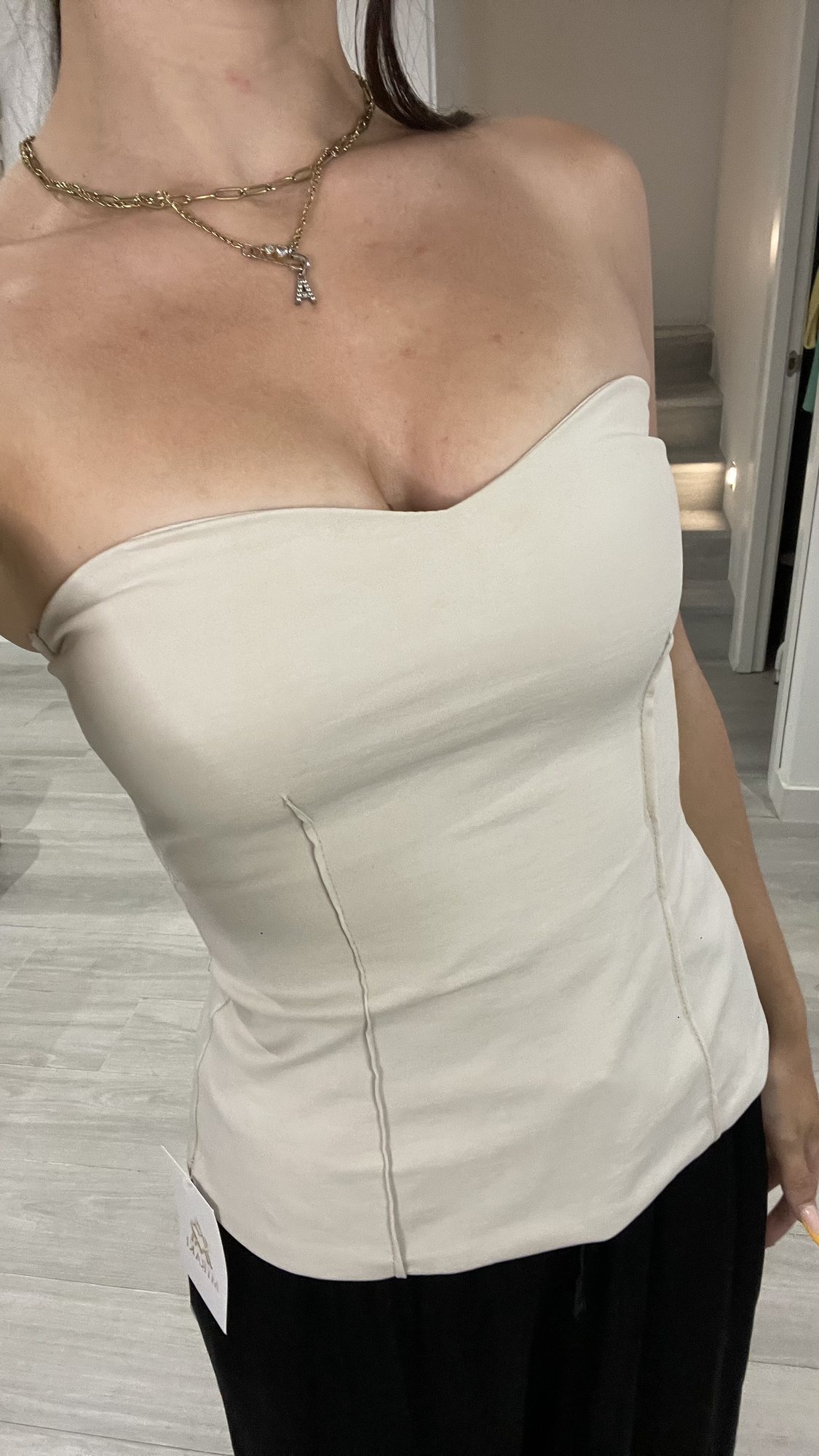 Top Corazón en color beige de medio cuerpo, de frente
