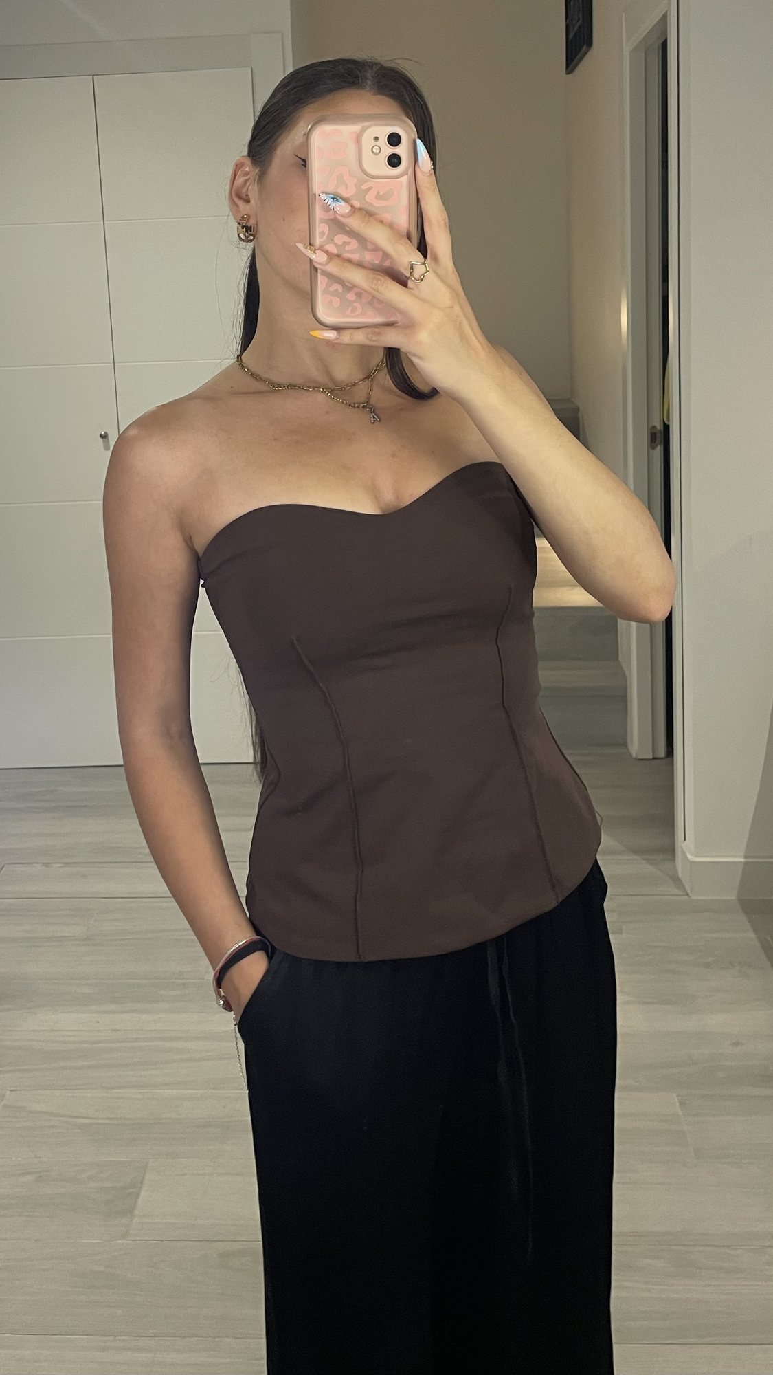 Top Corazón en color marrón de medio cuerpo