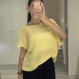 Top de punto calado en color amarillo de medio cuerpo