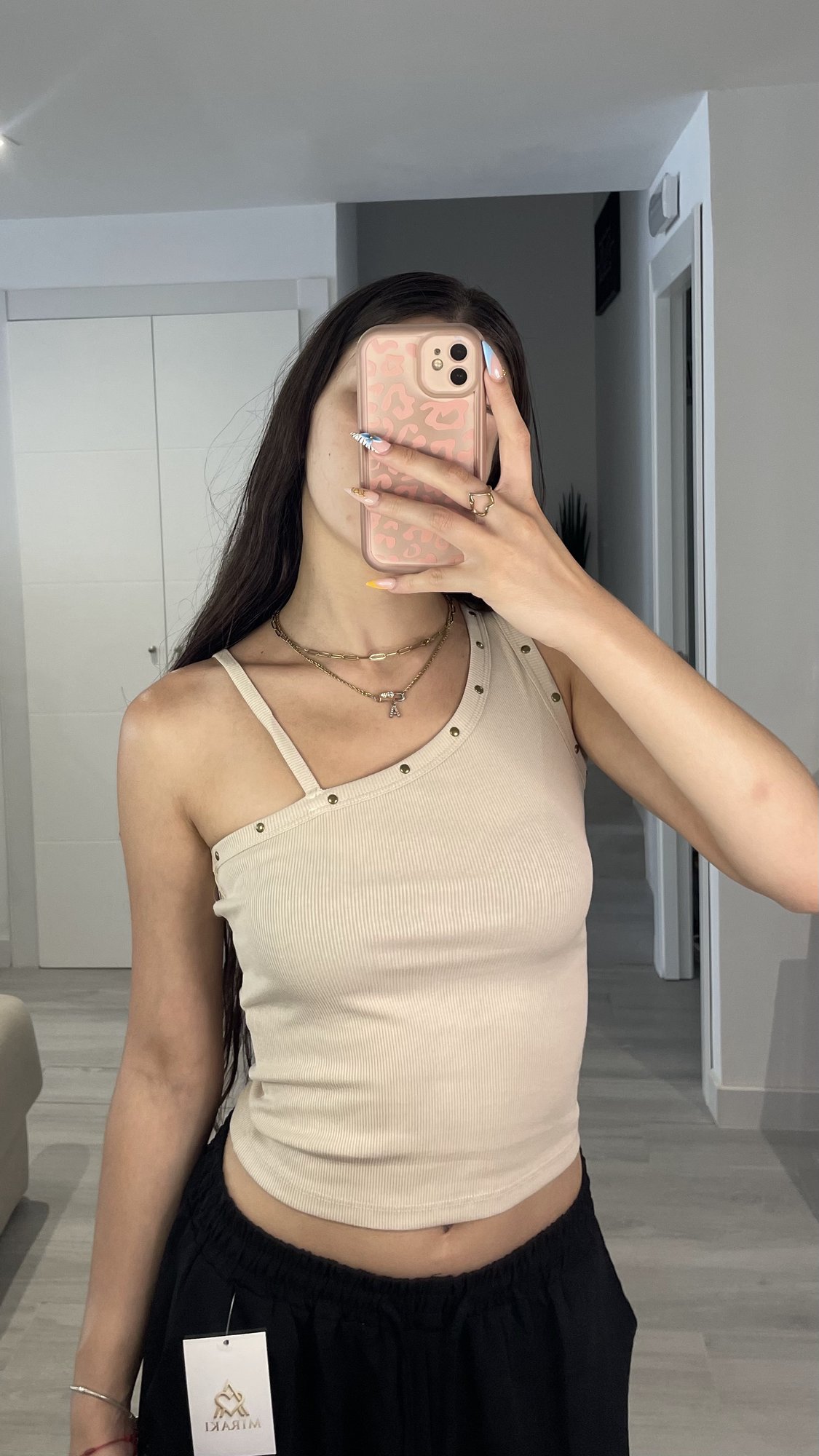 Camiseta de tachuelas en color beige de cuerpo entero