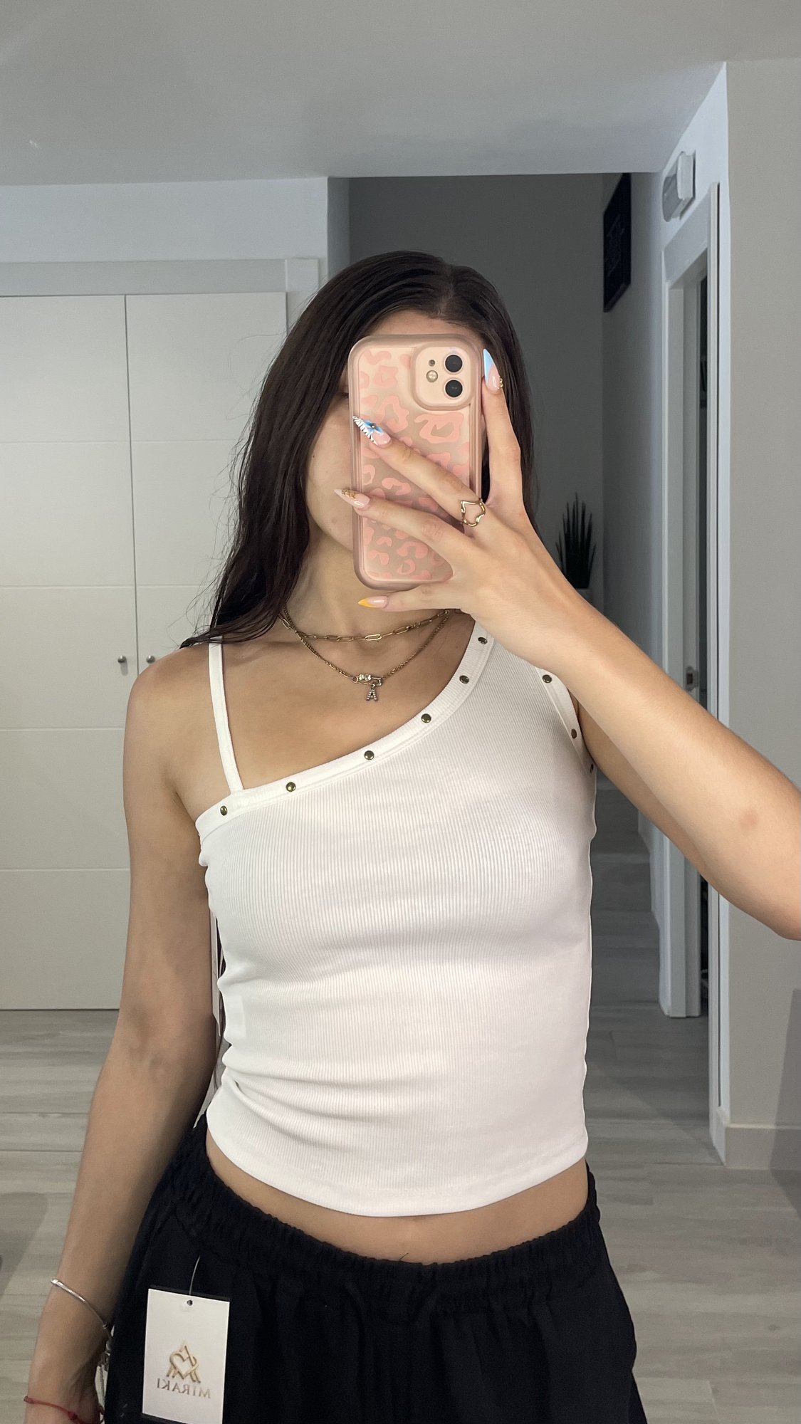 Camiseta de tachuelas en color blanco de medio cuerpo
