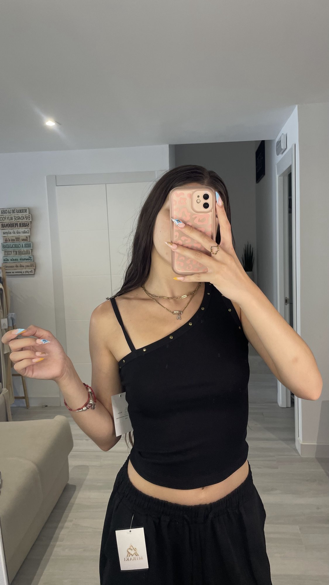 Camiseta de tachuelas en color negro de medio cuerpo