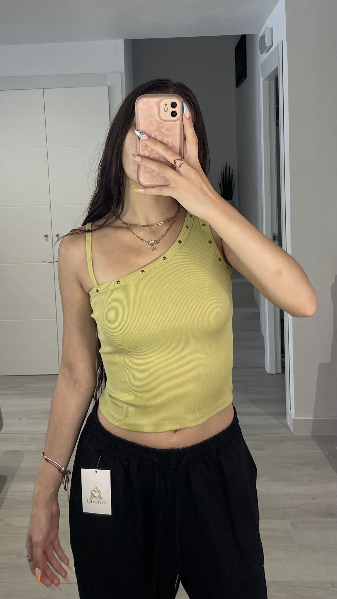 Camiseta de tachuelas en color verde de cuerpo entero