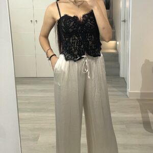 Pantalón de satén en color blanco roto de cuerpo entero