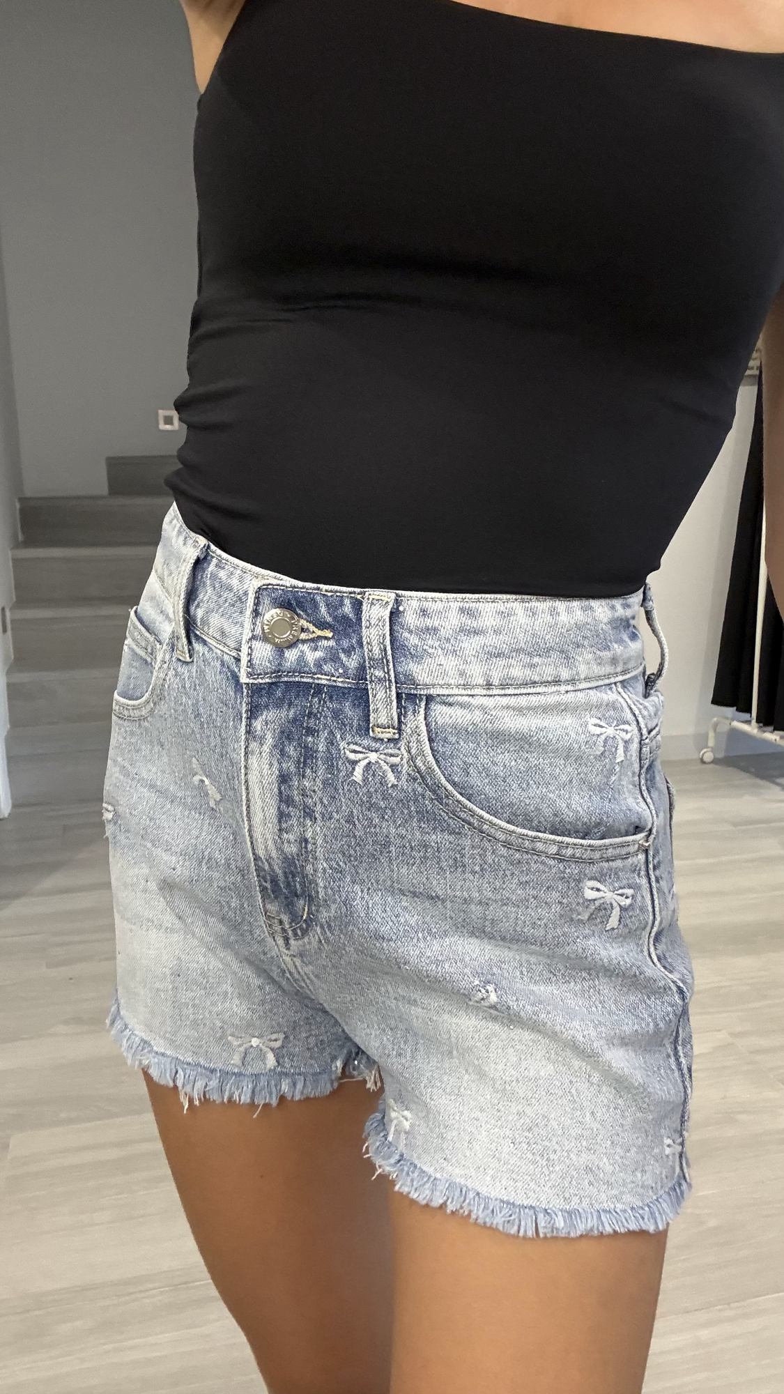 Short vaquero de lazos en color vaquero en un primer plano